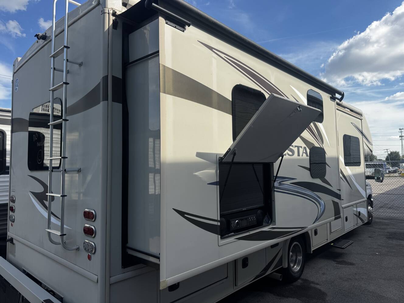 A photo of this 2017 Holiday Rambler VESTA 30D