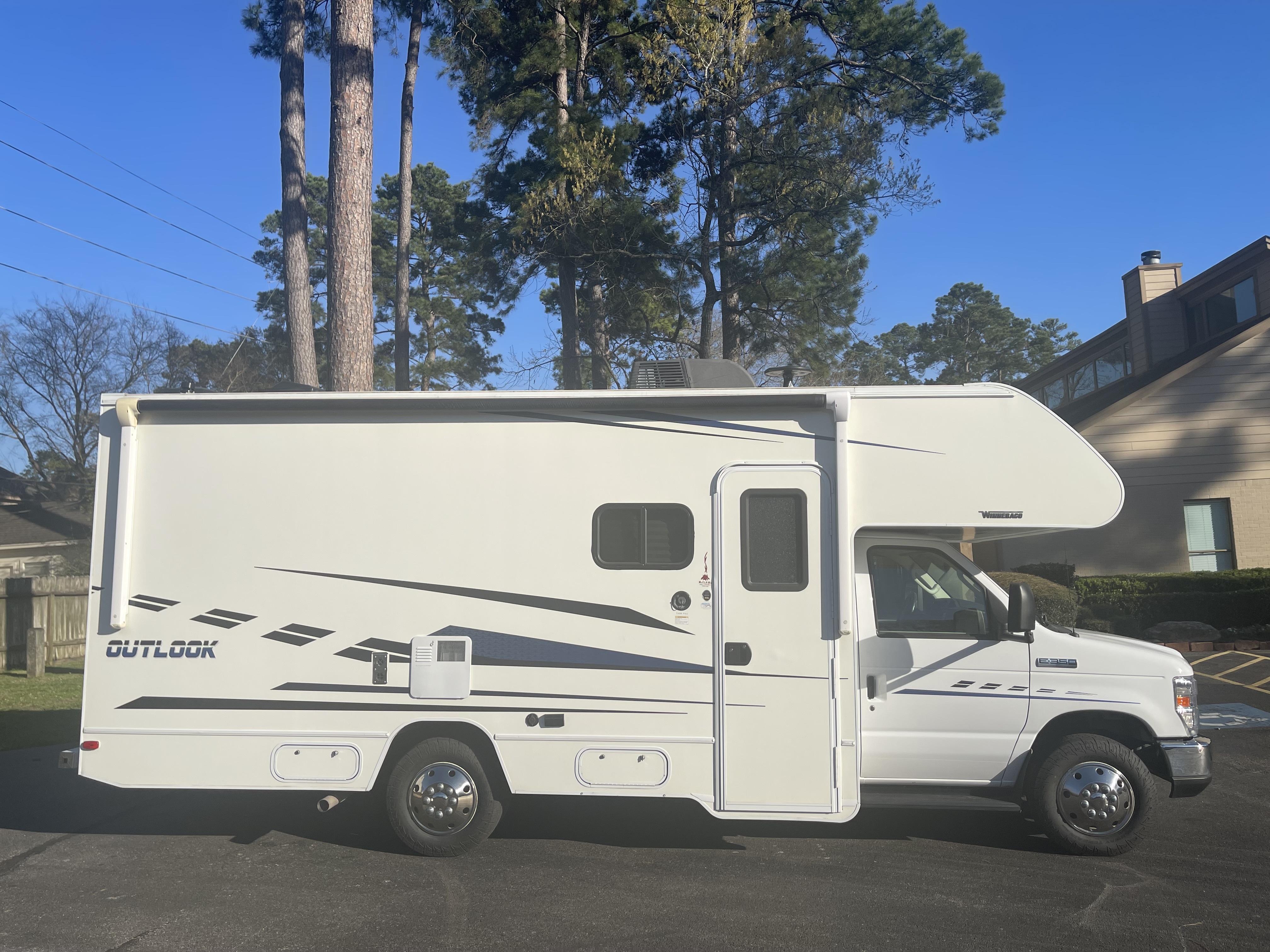2019 Winnebago OUTLOOK 22C in spring TX