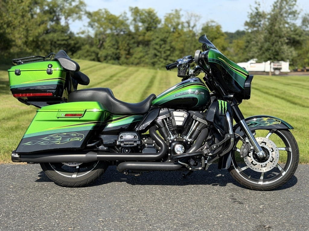 2011 Harley-Davidson Street Glide CVO Base CVO STREET GLIDE in Zieglerville, PA