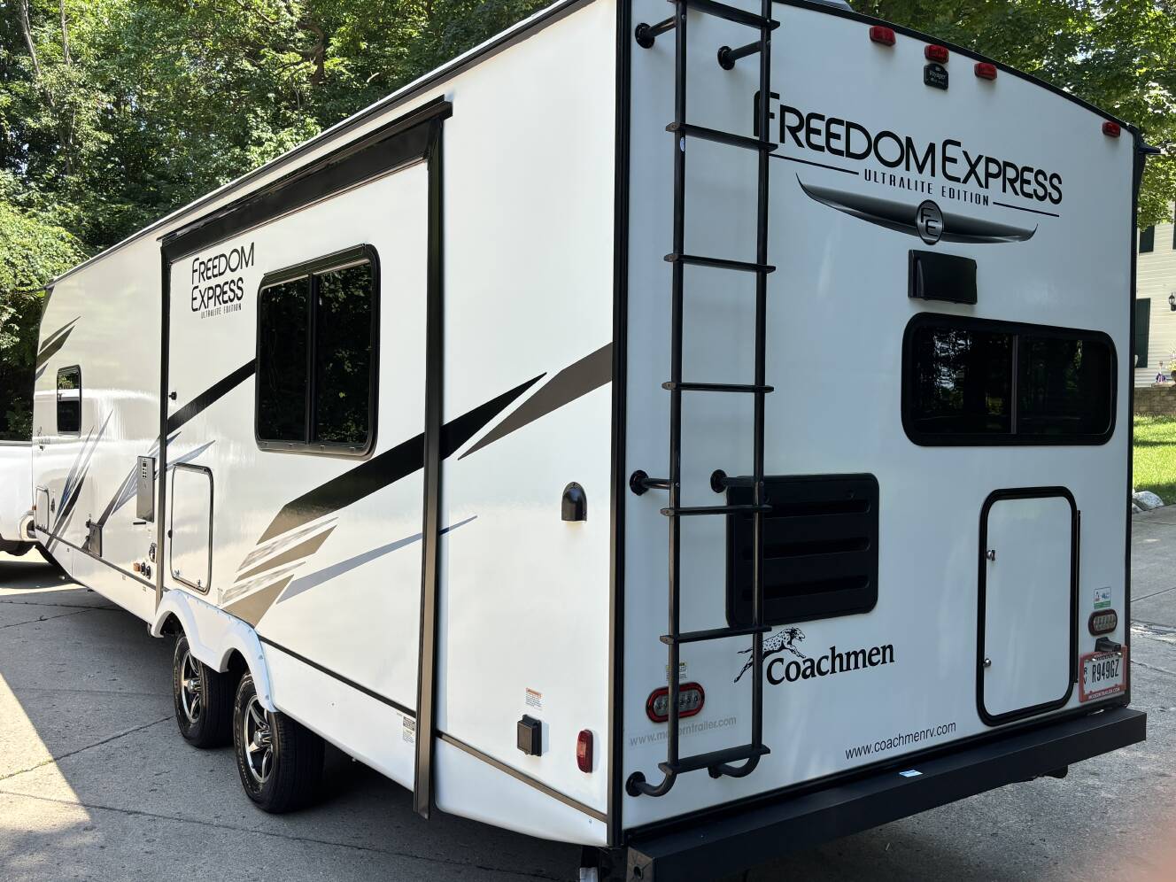 A photo of this 2023 Coachmen FREEDOM EXPRESS ULTRA LITE 274RKS
