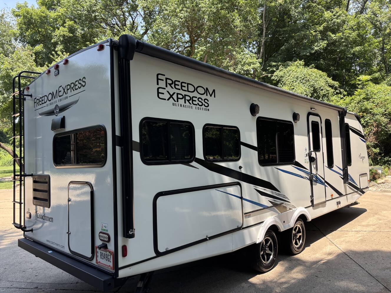 A photo of this 2023 Coachmen FREEDOM EXPRESS ULTRA LITE 274RKS