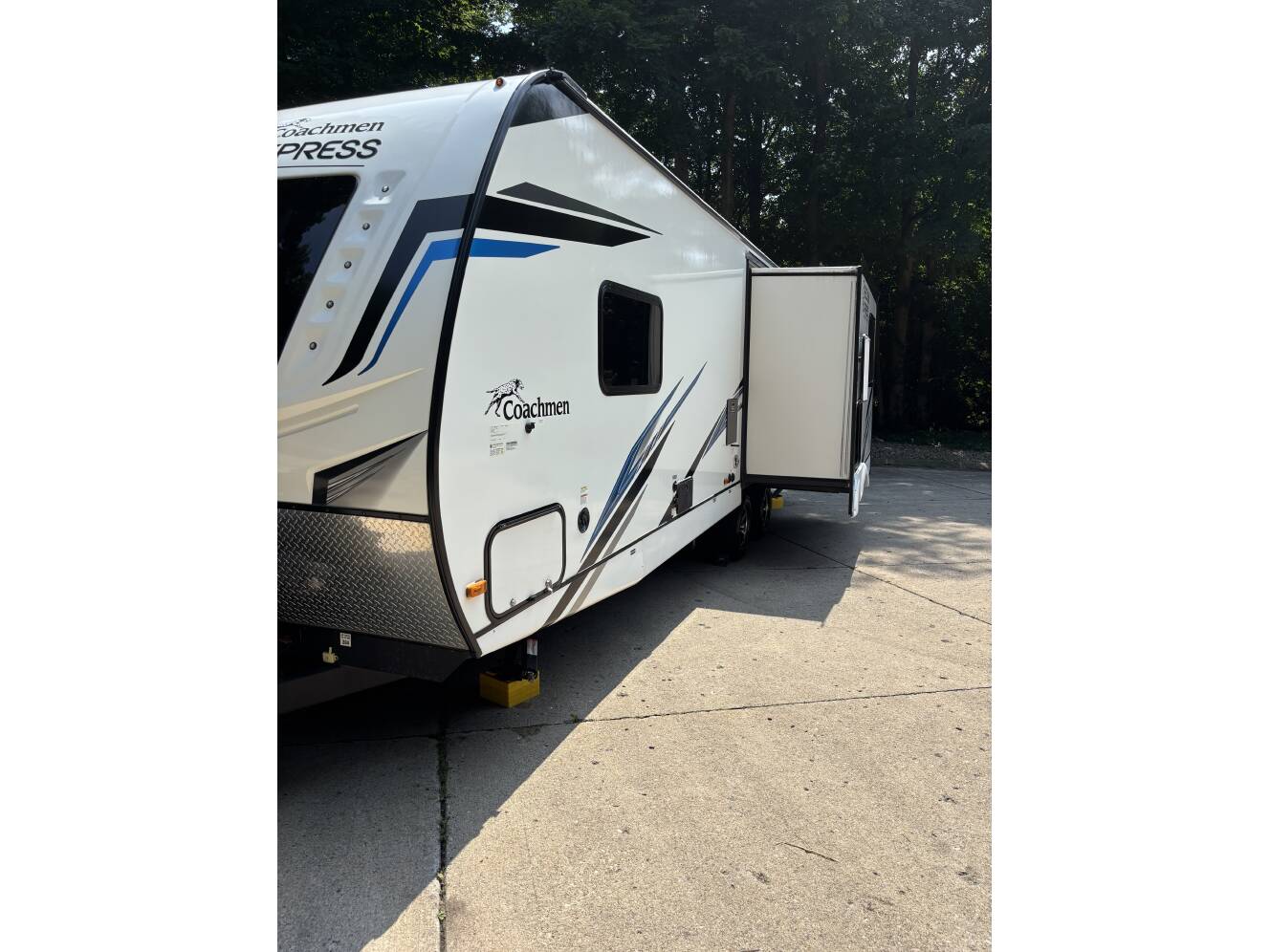 A photo of this 2023 Coachmen FREEDOM EXPRESS ULTRA LITE 274RKS