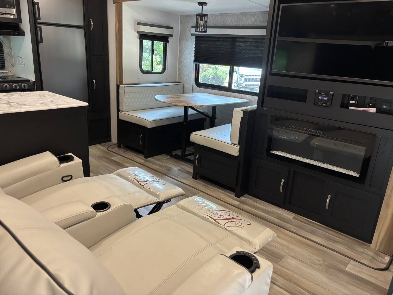 A photo of this 2023 Coachmen FREEDOM EXPRESS ULTRA LITE 274RKS