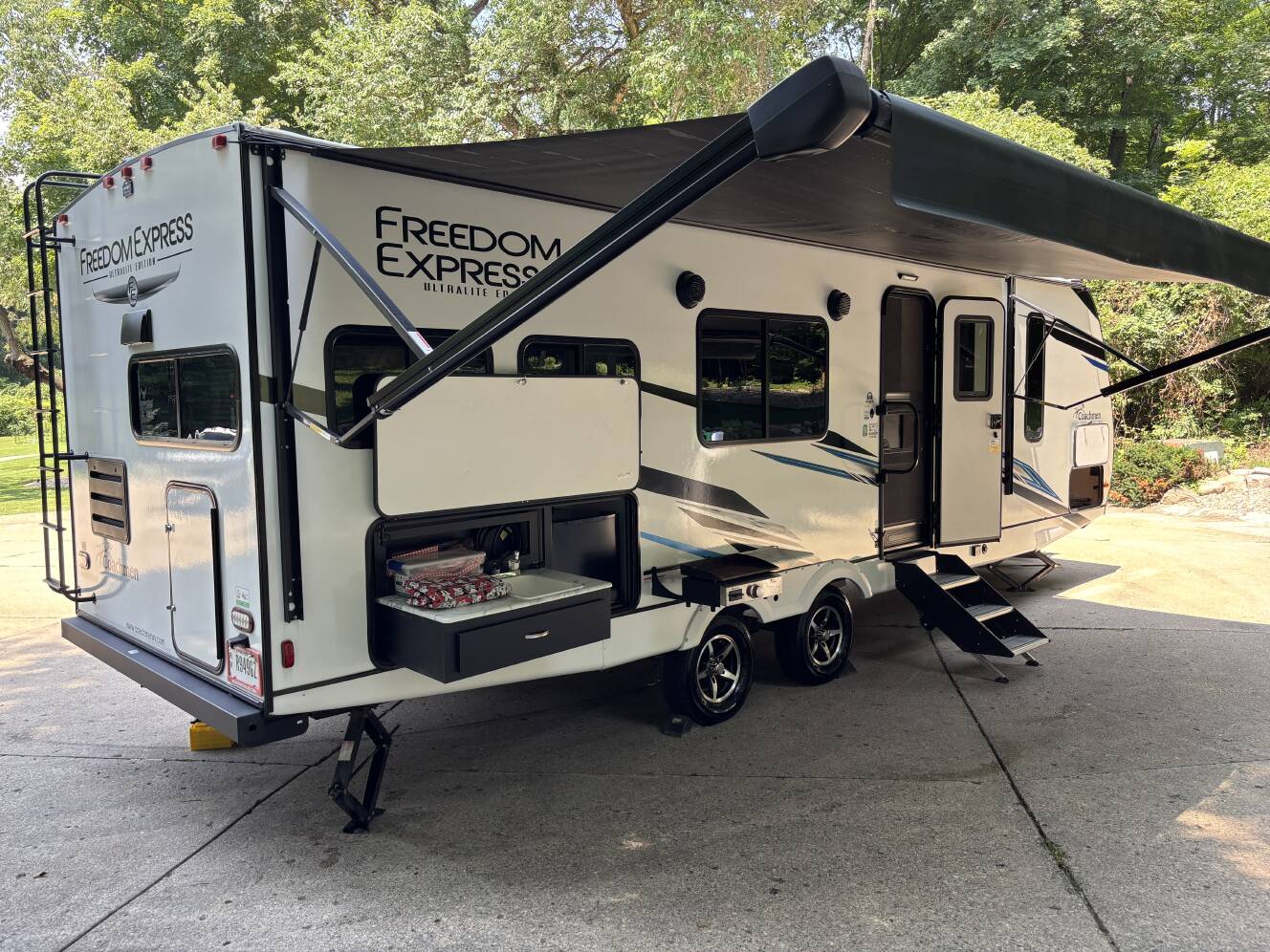 A photo of this 2023 Coachmen FREEDOM EXPRESS ULTRA LITE 274RKS