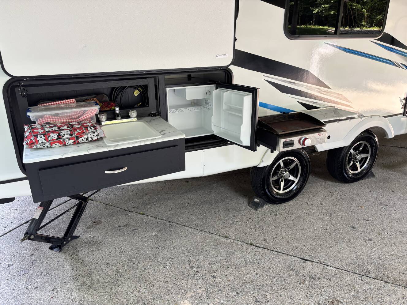 A photo of this 2023 Coachmen FREEDOM EXPRESS ULTRA LITE 274RKS