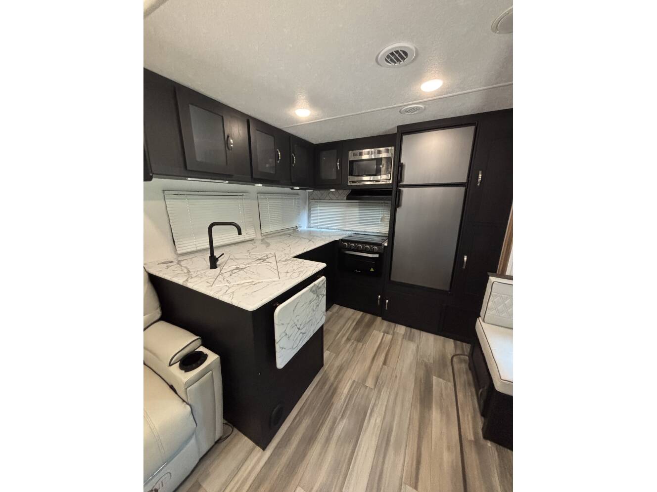 A photo of this 2023 Coachmen FREEDOM EXPRESS ULTRA LITE 274RKS
