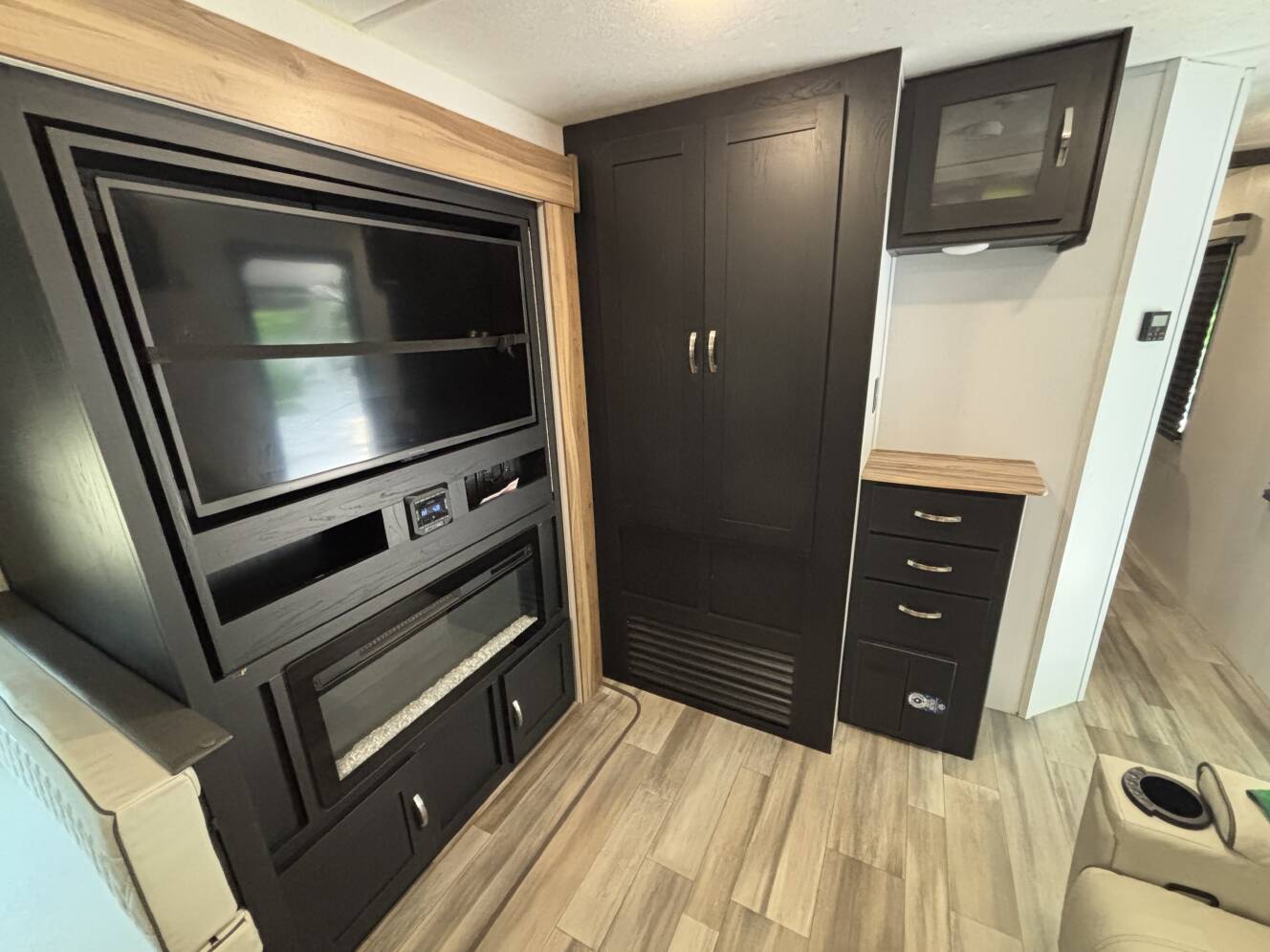 A photo of this 2023 Coachmen FREEDOM EXPRESS ULTRA LITE 274RKS