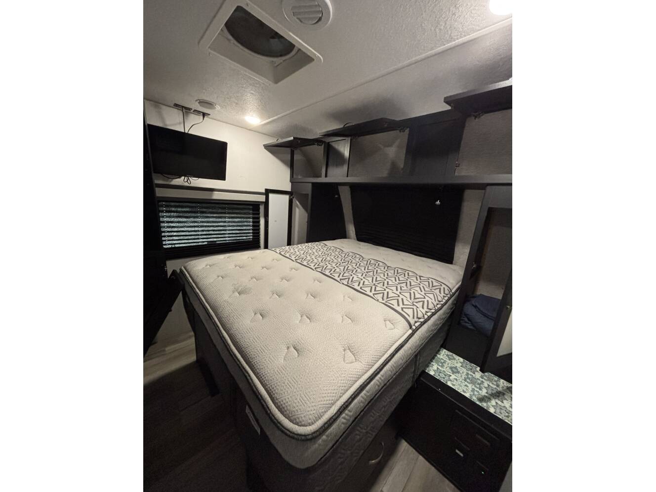 A photo of this 2023 Coachmen FREEDOM EXPRESS ULTRA LITE 274RKS
