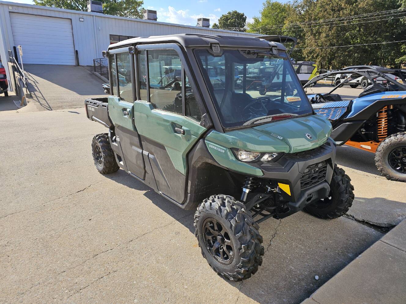 A photo of this 2026 Can-Am Defender MAX DPS CAB HD10
