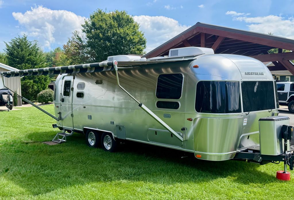 2025 Airstream Globetrotter 27FB Twin in west jefferson NC