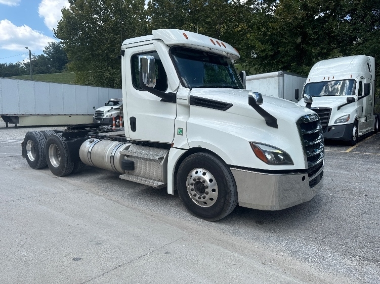 2020 FREIGHTLINER CASCADIA 126 in Huntington, WV