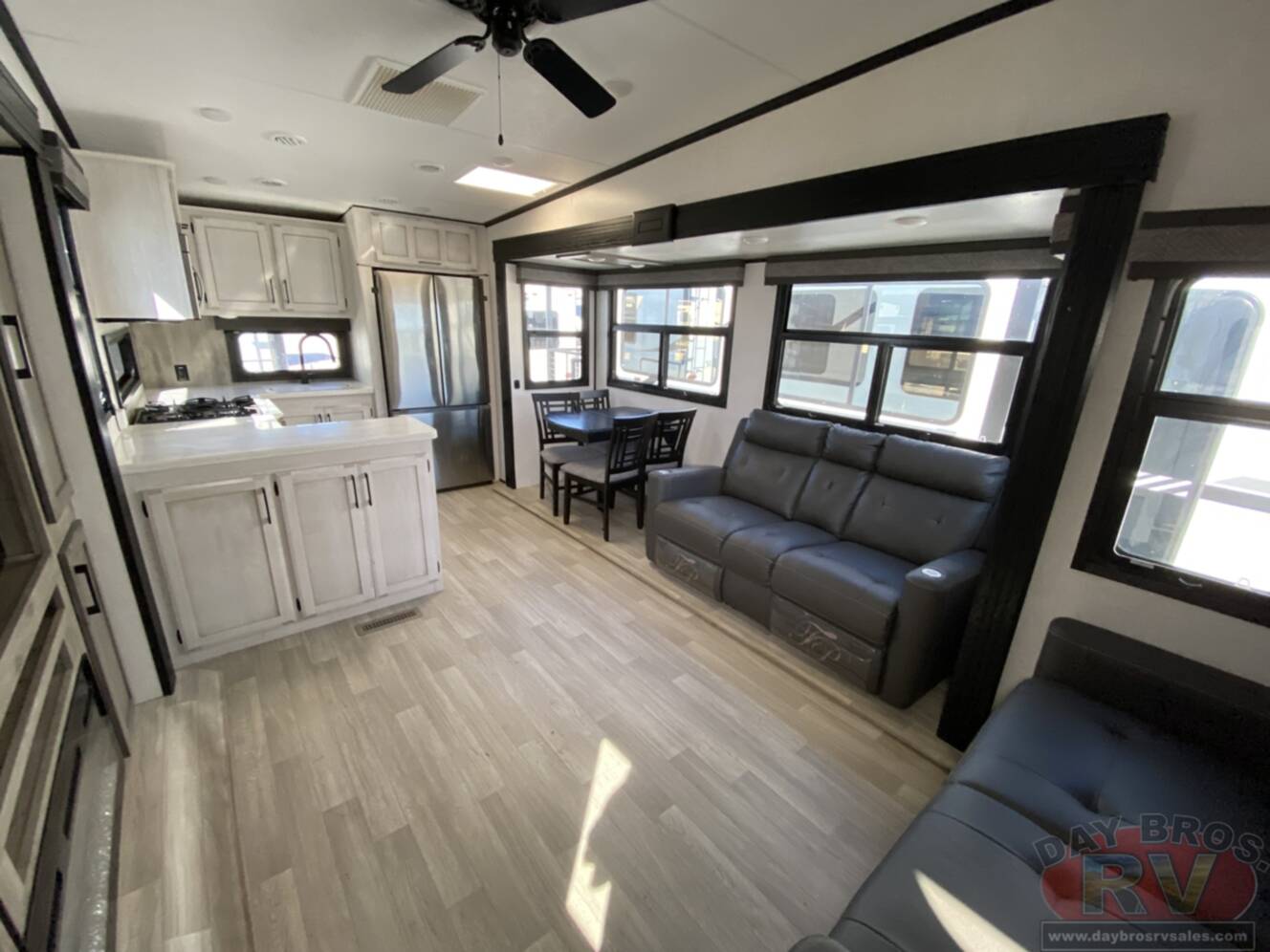 A photo of this 2023 Kz Durango D321RKT