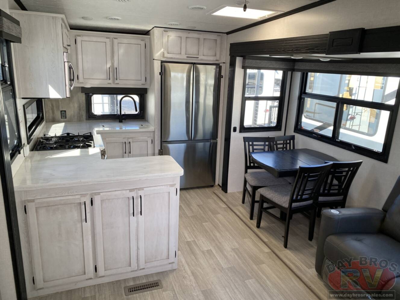 A photo of this 2023 Kz Durango D321RKT