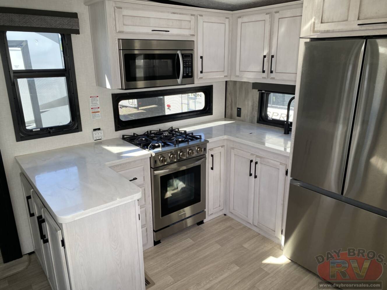 A photo of this 2023 Kz Durango D321RKT