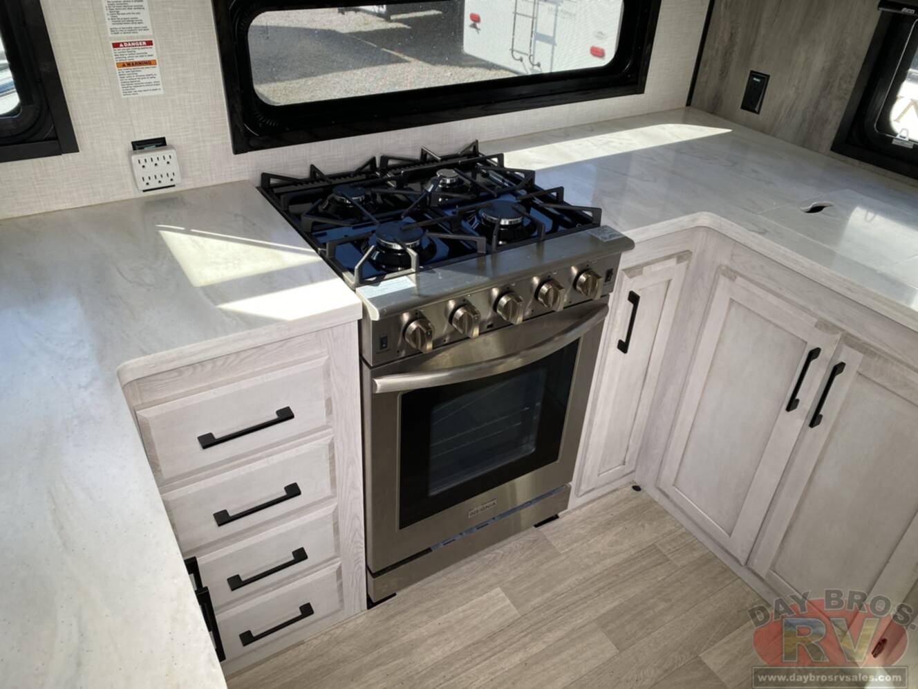A photo of this 2023 Kz Durango D321RKT