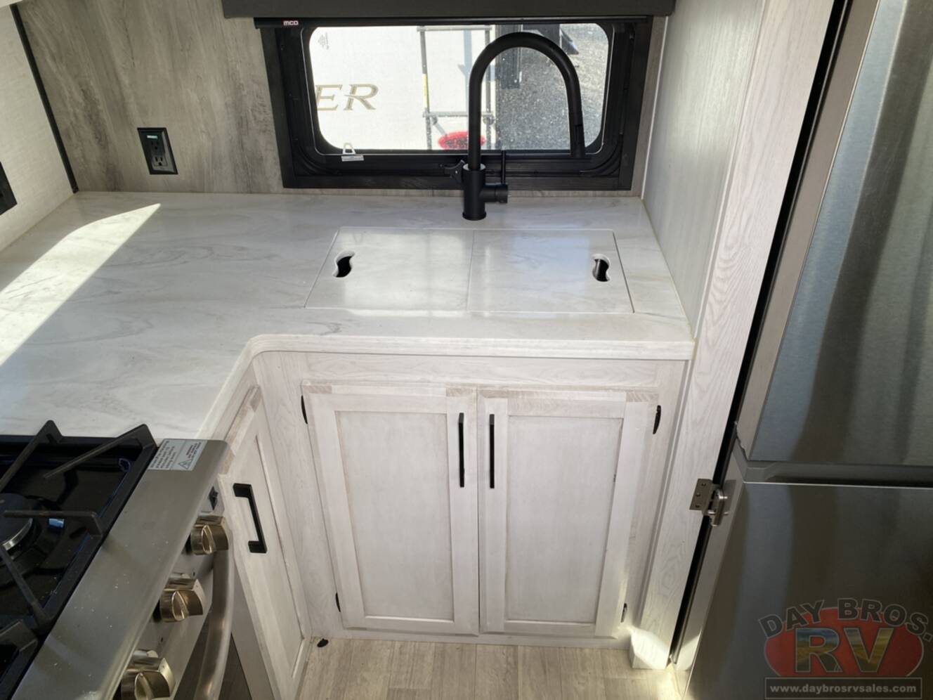 A photo of this 2023 Kz Durango D321RKT