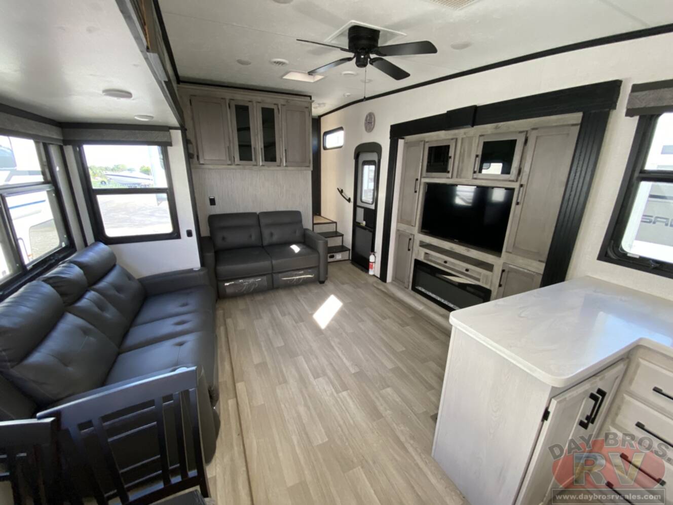 A photo of this 2023 Kz Durango D321RKT