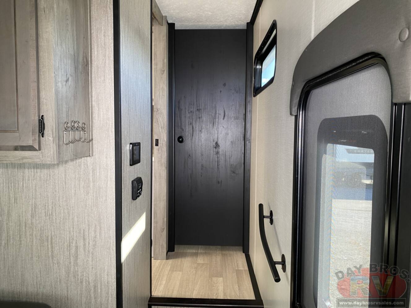 A photo of this 2023 Kz Durango D321RKT
