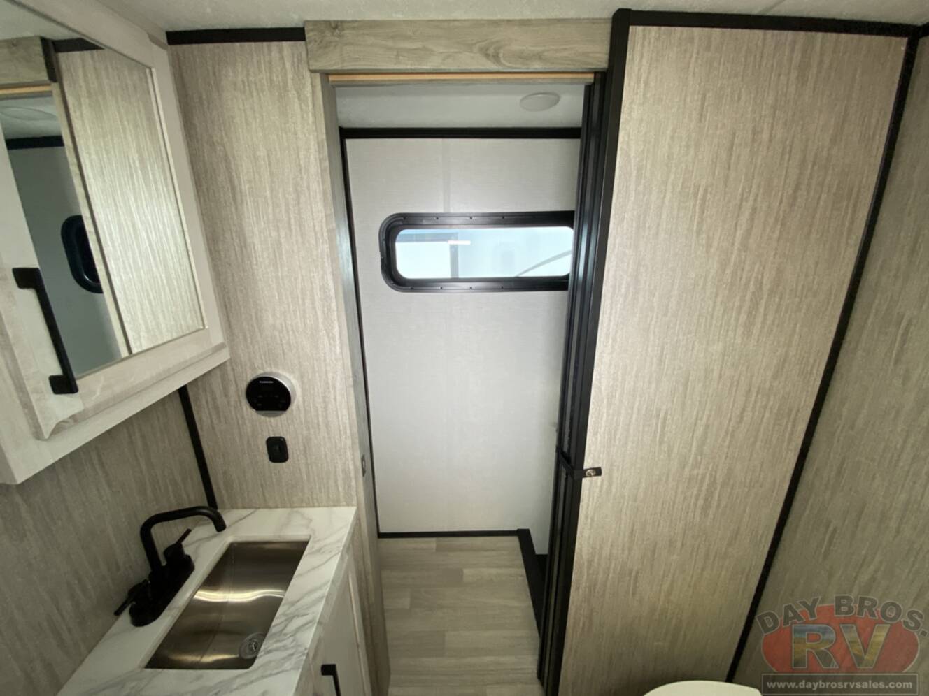 A photo of this 2023 Kz Durango D321RKT