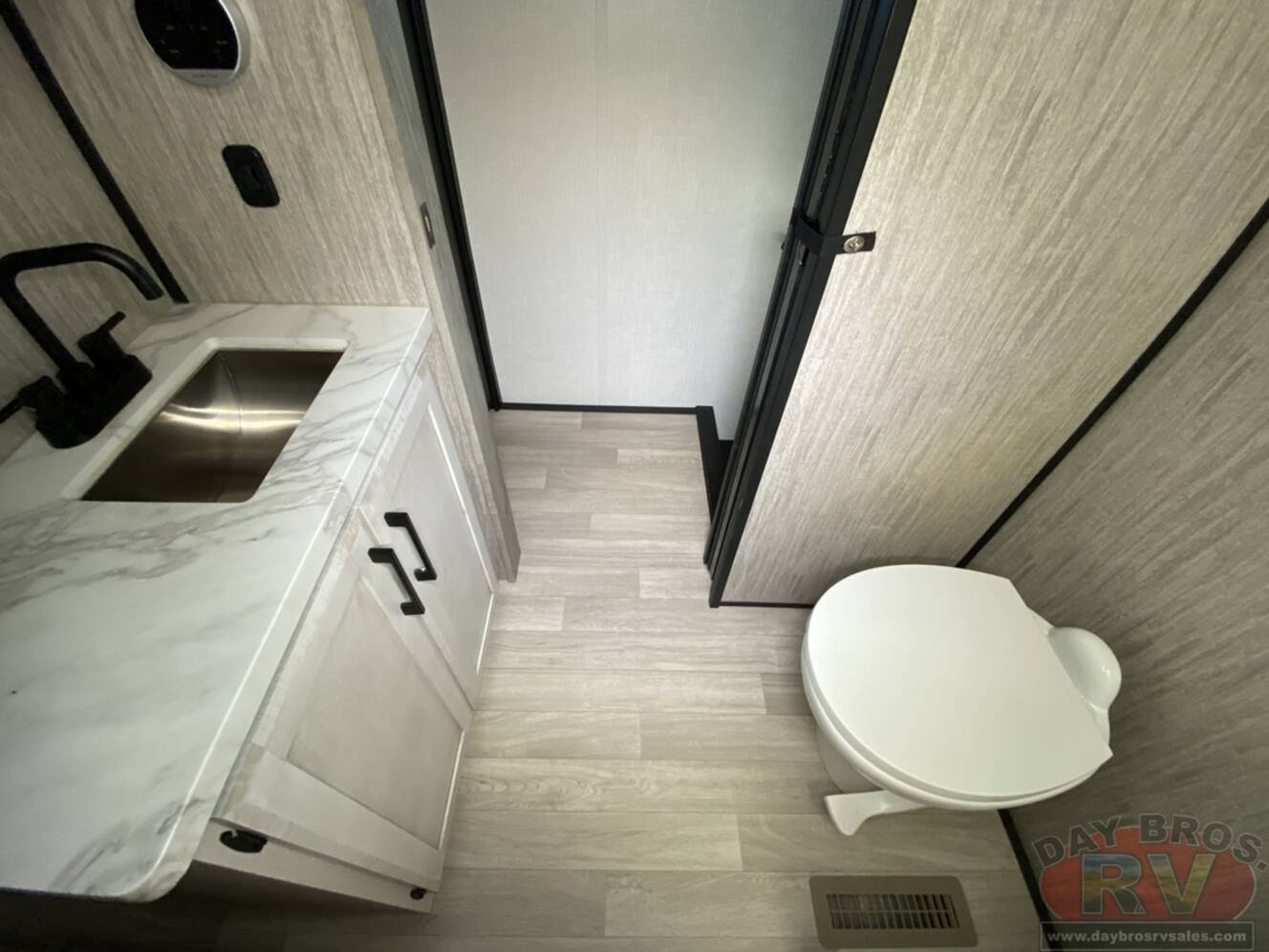 A photo of this 2023 Kz Durango D321RKT
