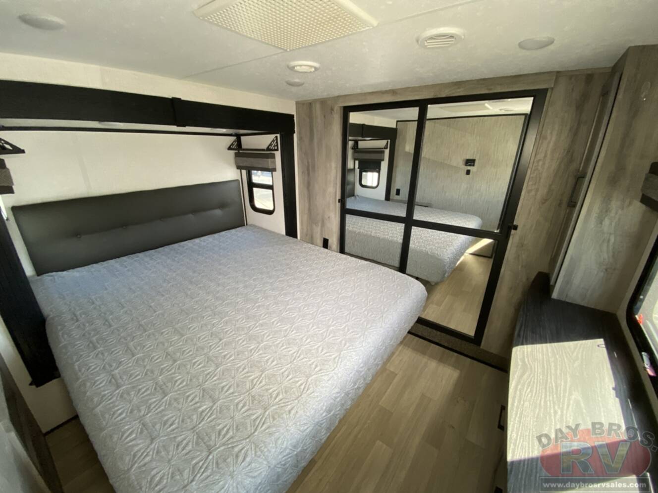 A photo of this 2023 Kz Durango D321RKT