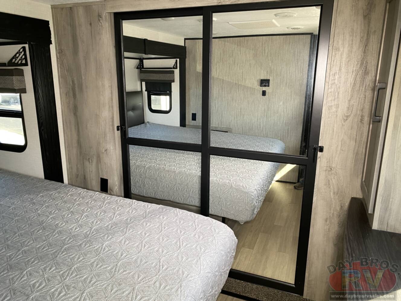 A photo of this 2023 Kz Durango D321RKT