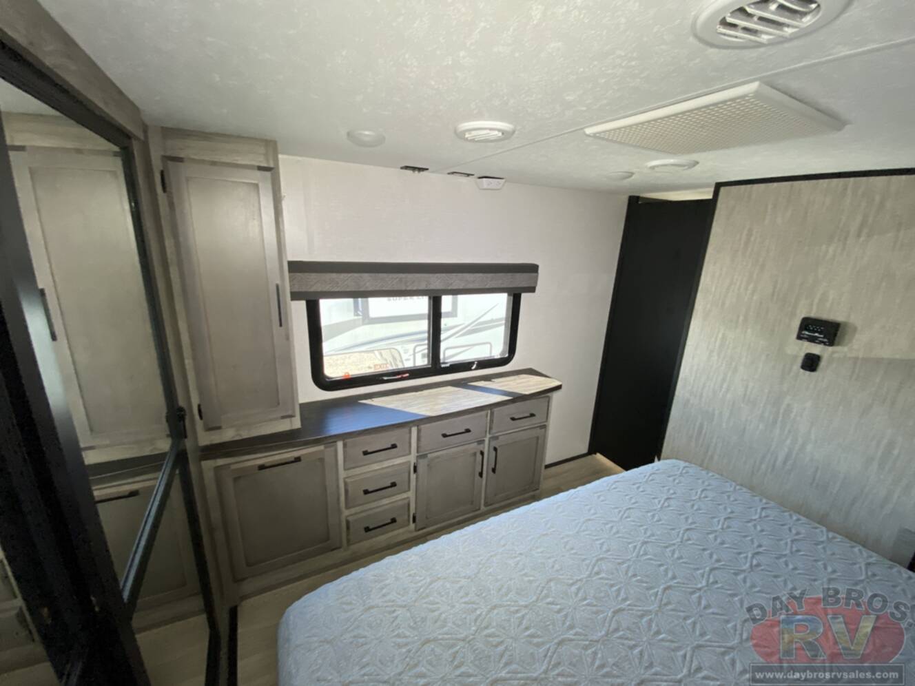 A photo of this 2023 Kz Durango D321RKT