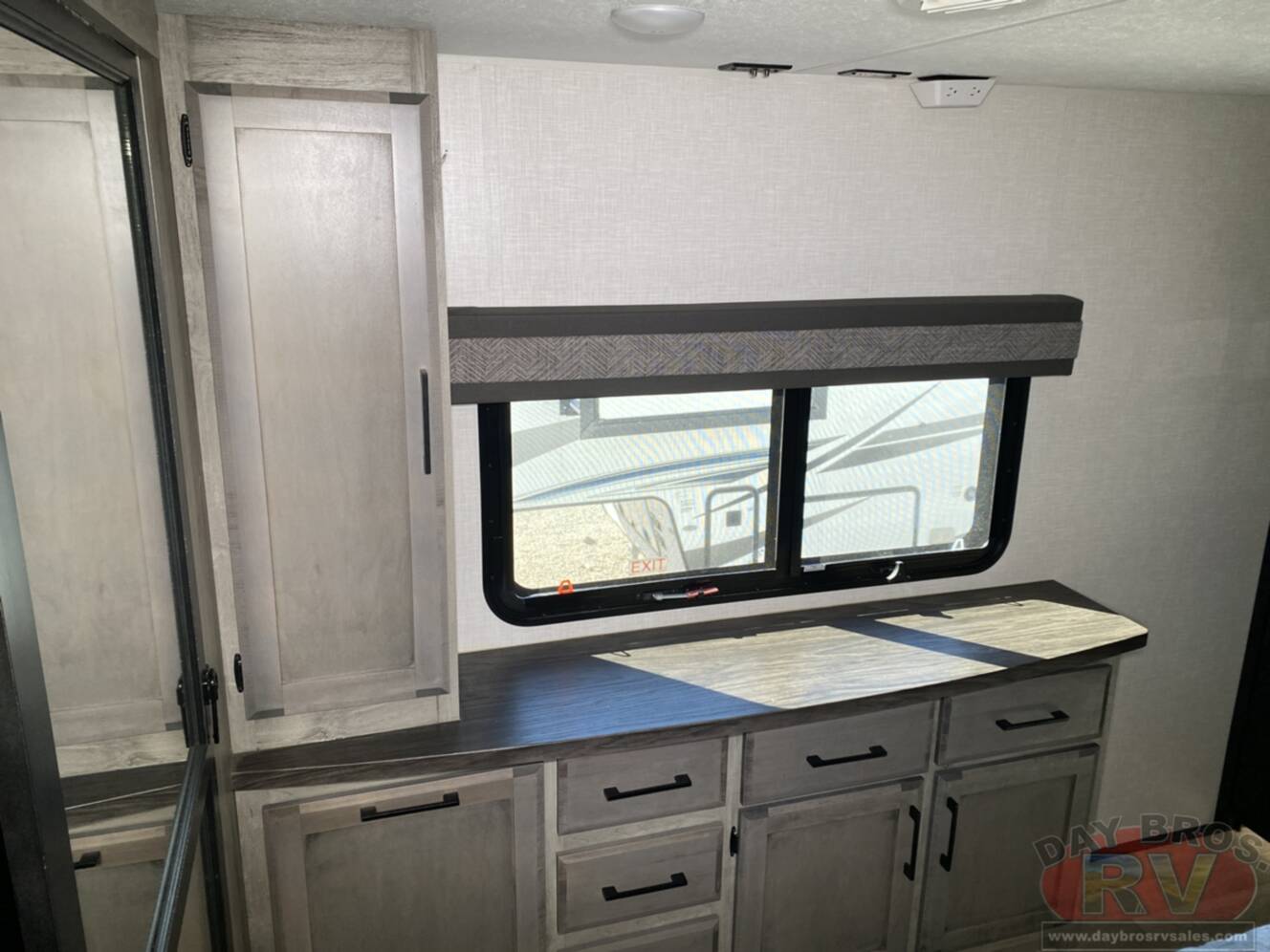 A photo of this 2023 Kz Durango D321RKT