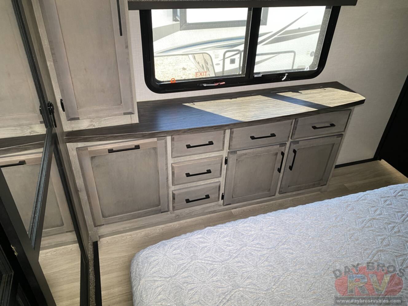 A photo of this 2023 Kz Durango D321RKT