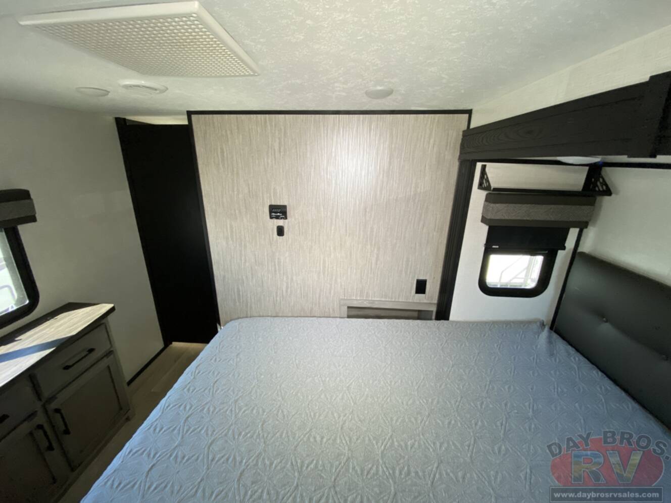 A photo of this 2023 Kz Durango D321RKT