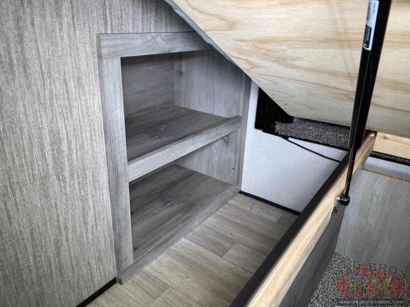 A photo of this 2023 Kz Durango D321RKT