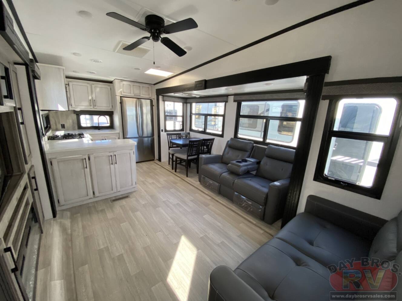 A photo of this 2023 Kz Durango D321RKT