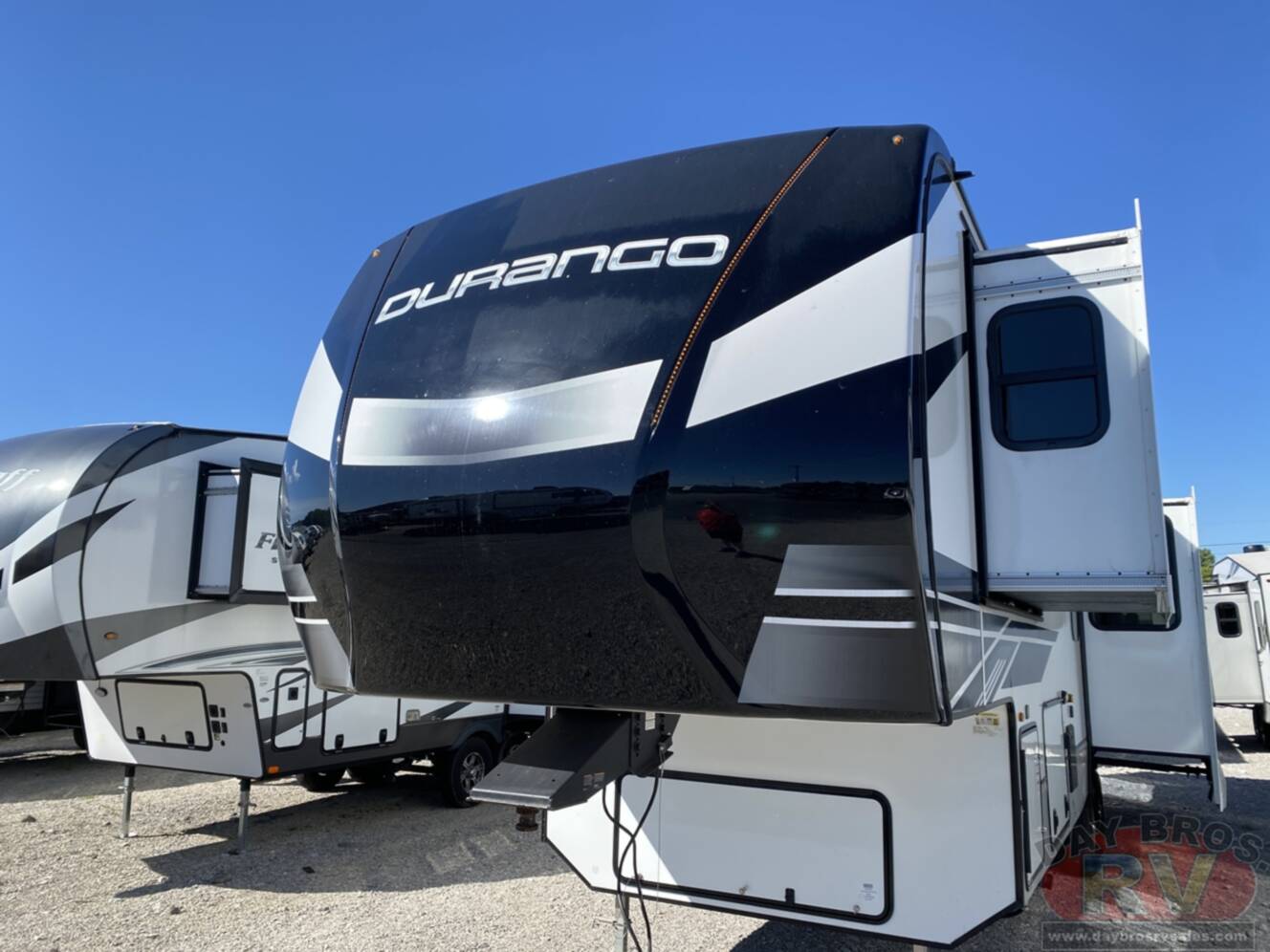 A photo of this 2023 Kz Durango D321RKT