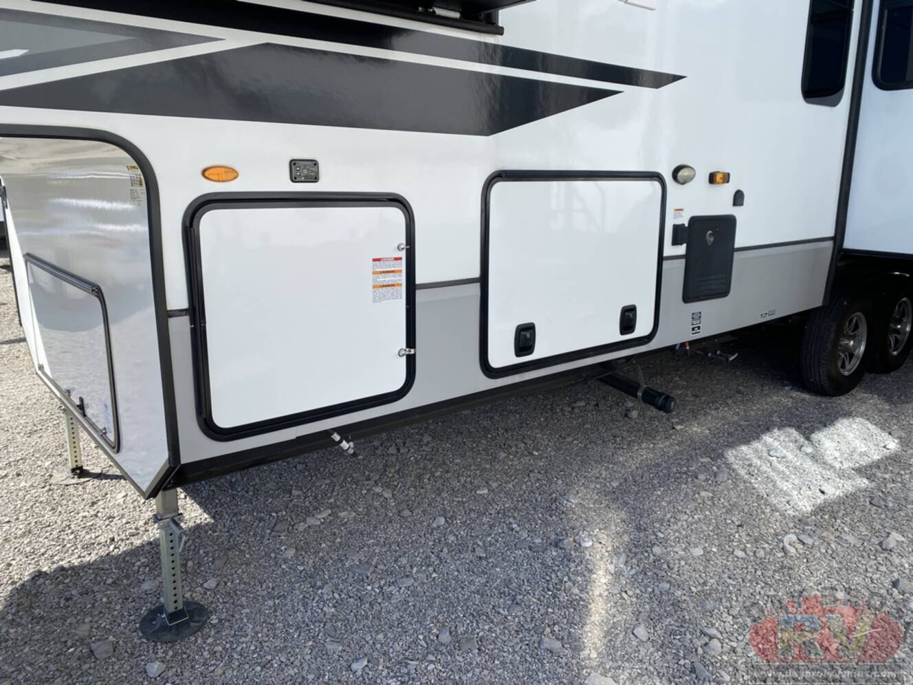 A photo of this 2023 Kz Durango D321RKT