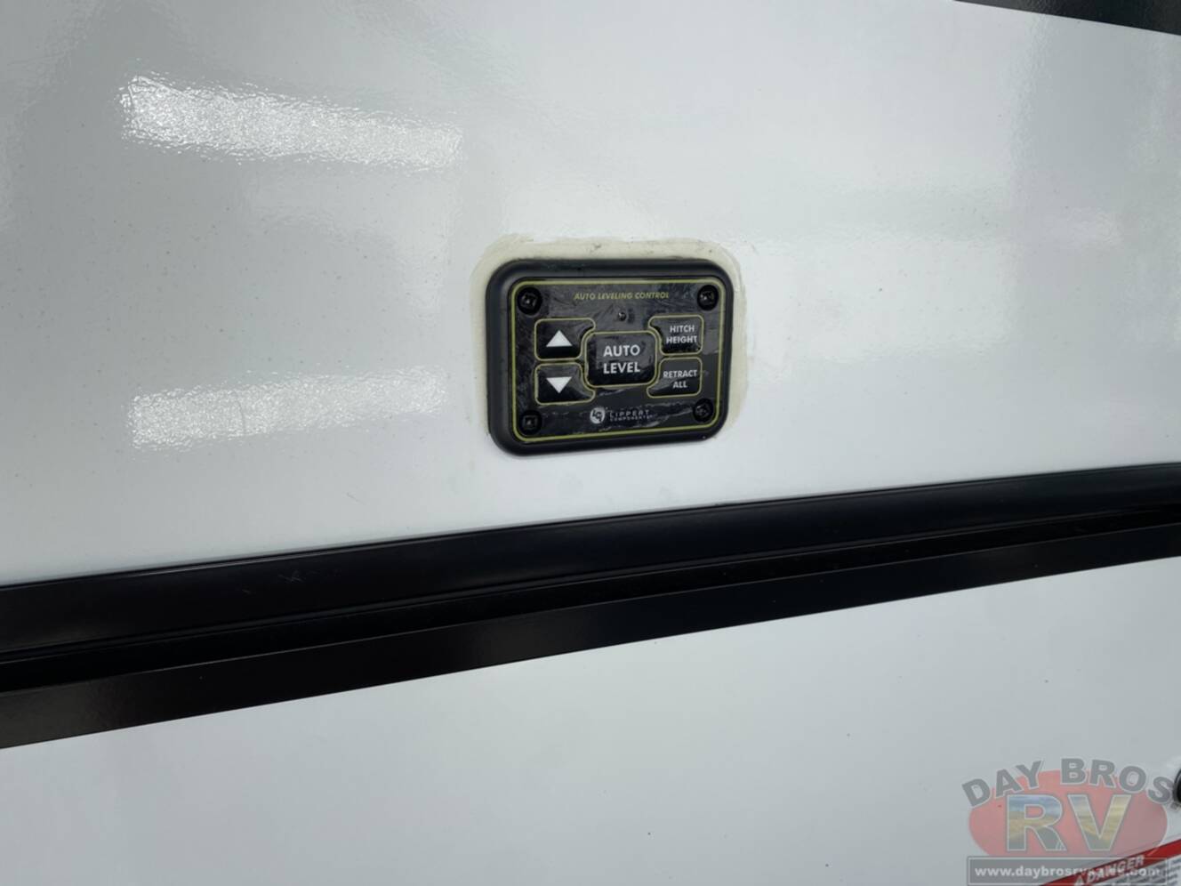 A photo of this 2023 Kz Durango D321RKT