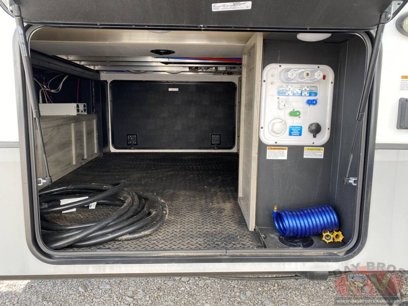 A photo of this 2023 Kz Durango D321RKT