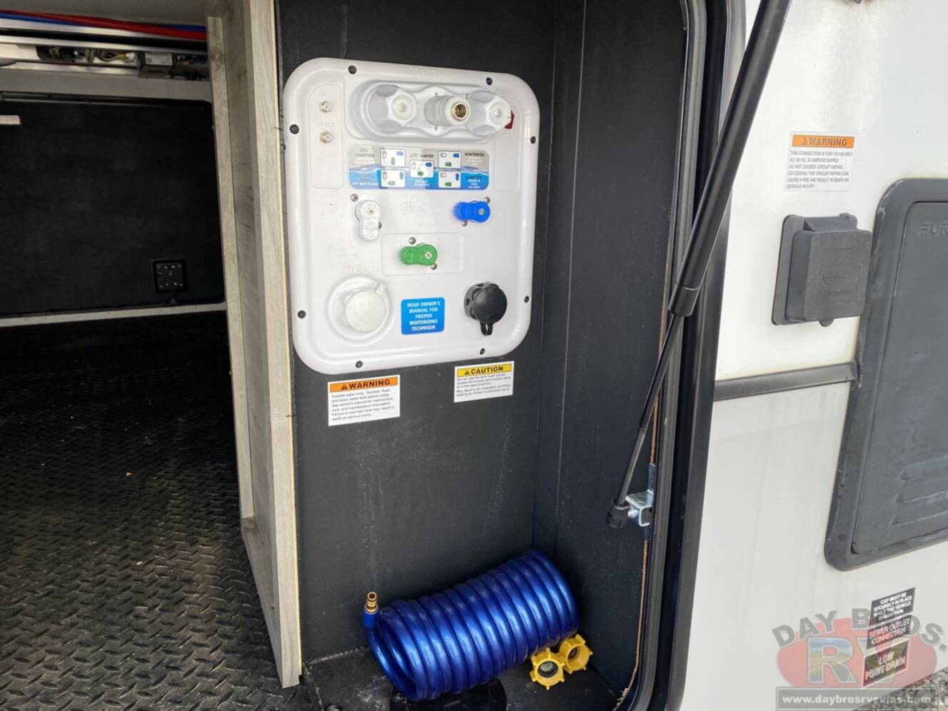 A photo of this 2023 Kz Durango D321RKT