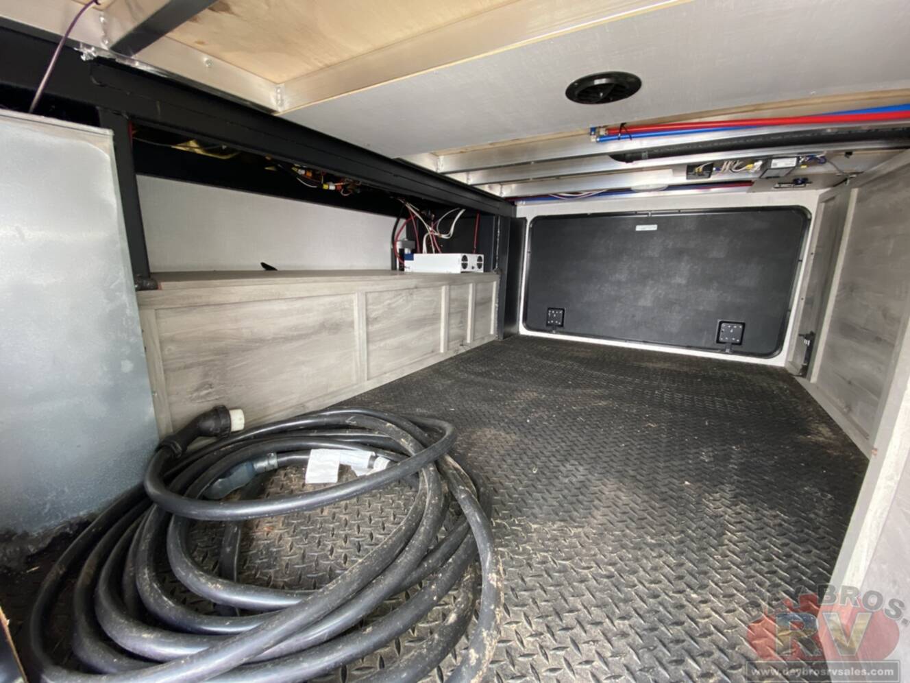 A photo of this 2023 Kz Durango D321RKT