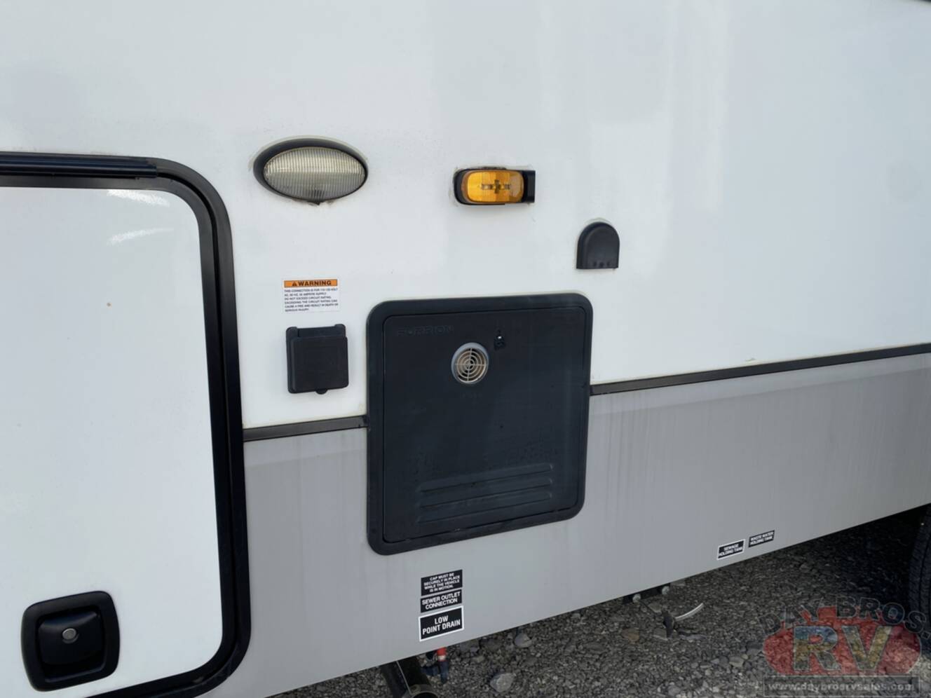 A photo of this 2023 Kz Durango D321RKT