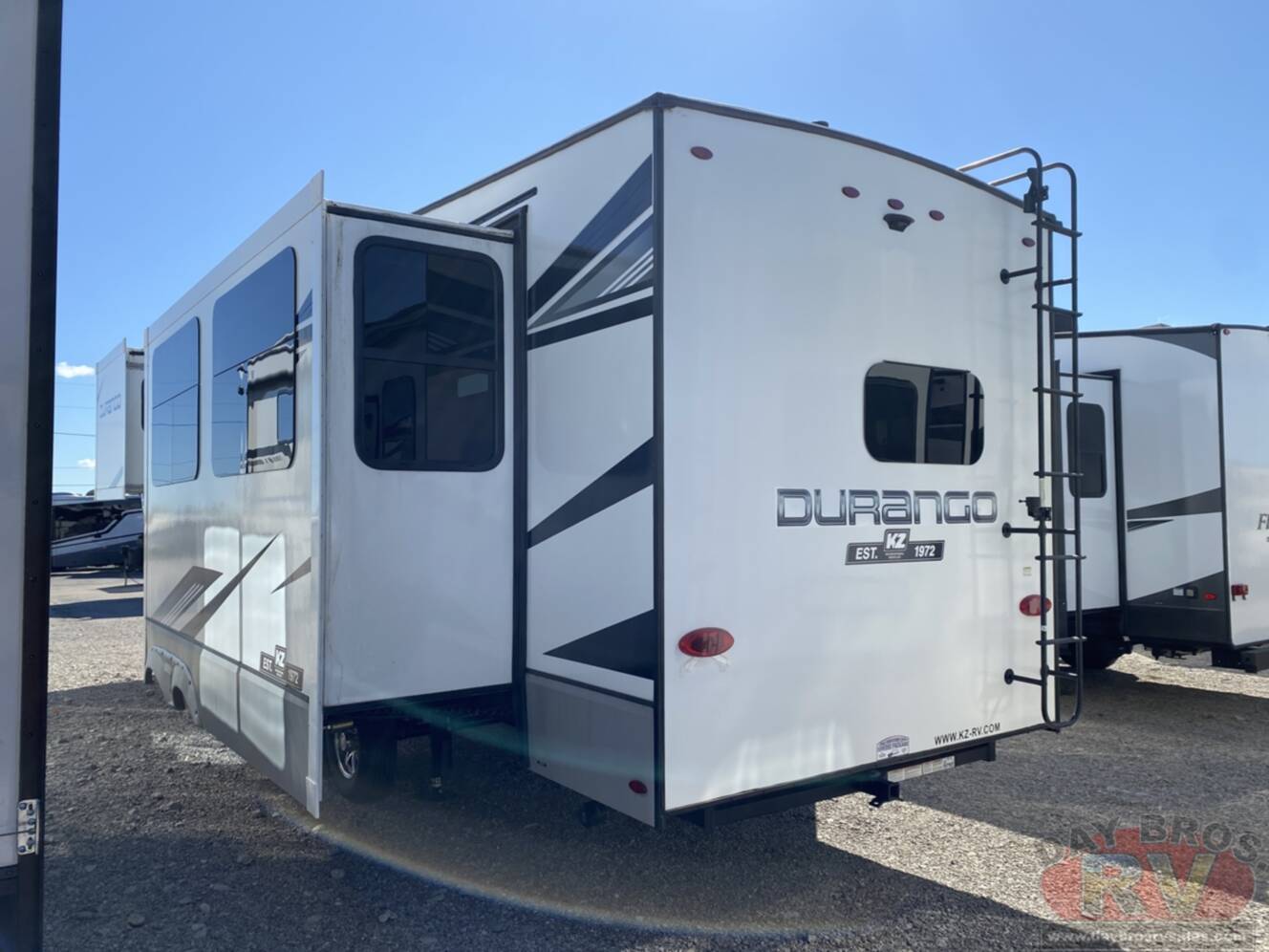 A photo of this 2023 Kz Durango D321RKT