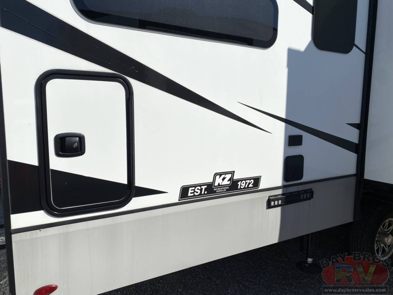 A photo of this 2023 Kz Durango D321RKT
