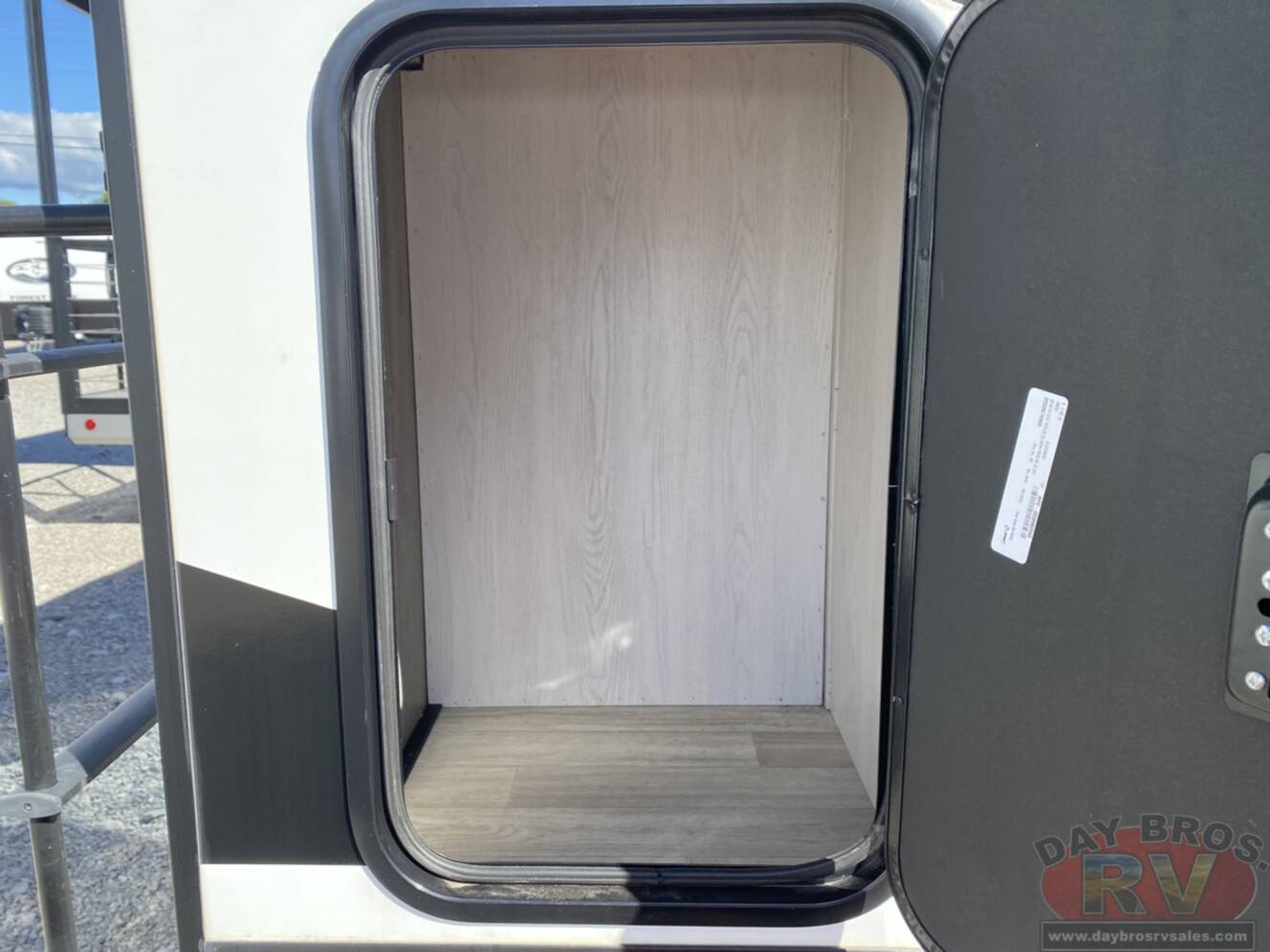 A photo of this 2023 Kz Durango D321RKT