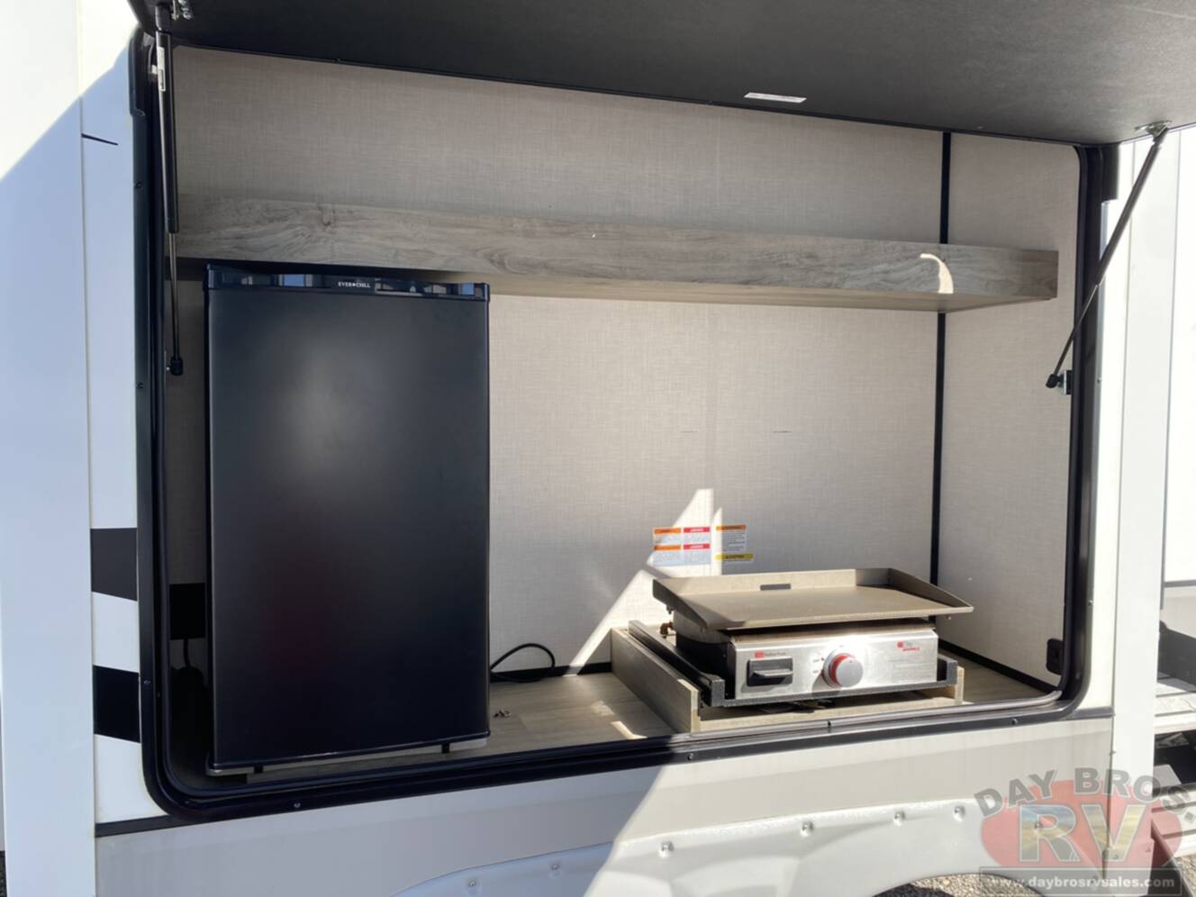 A photo of this 2023 Kz Durango D321RKT