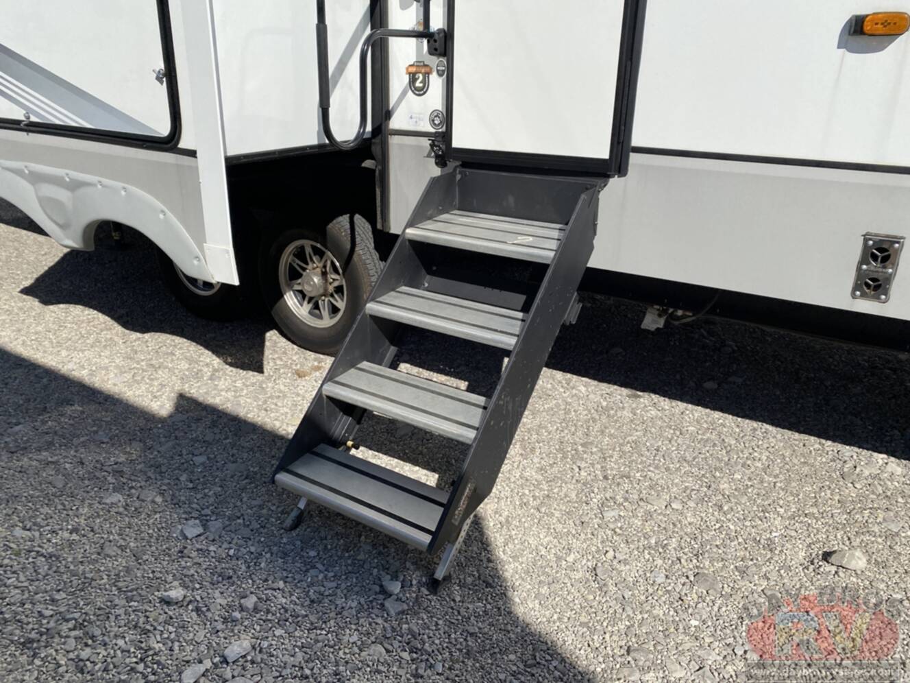 A photo of this 2023 Kz Durango D321RKT