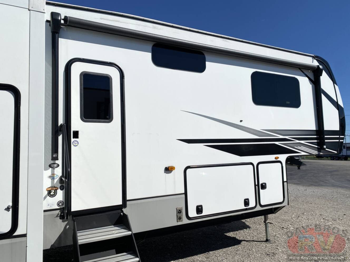 A photo of this 2023 Kz Durango D321RKT