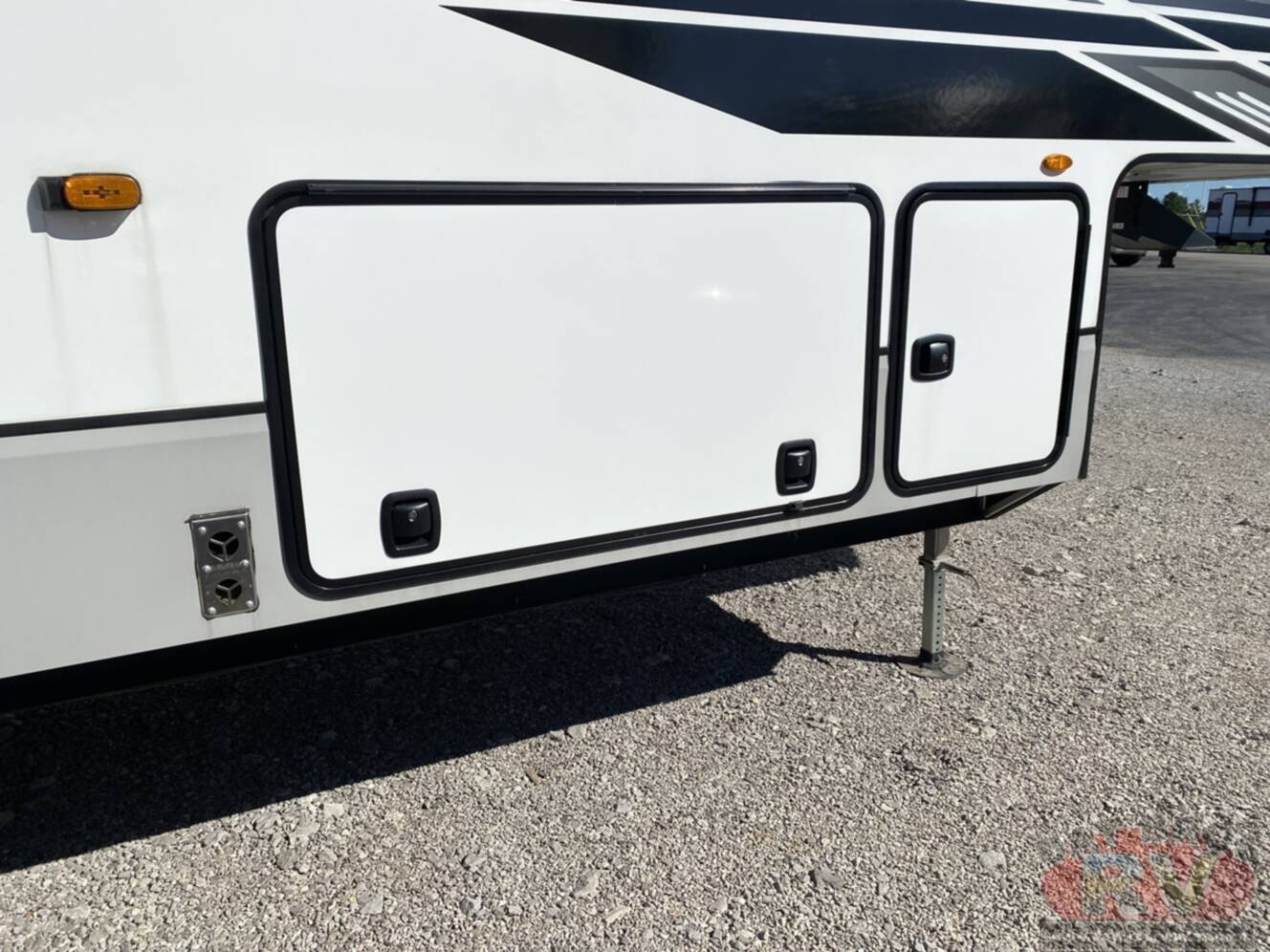 A photo of this 2023 Kz Durango D321RKT