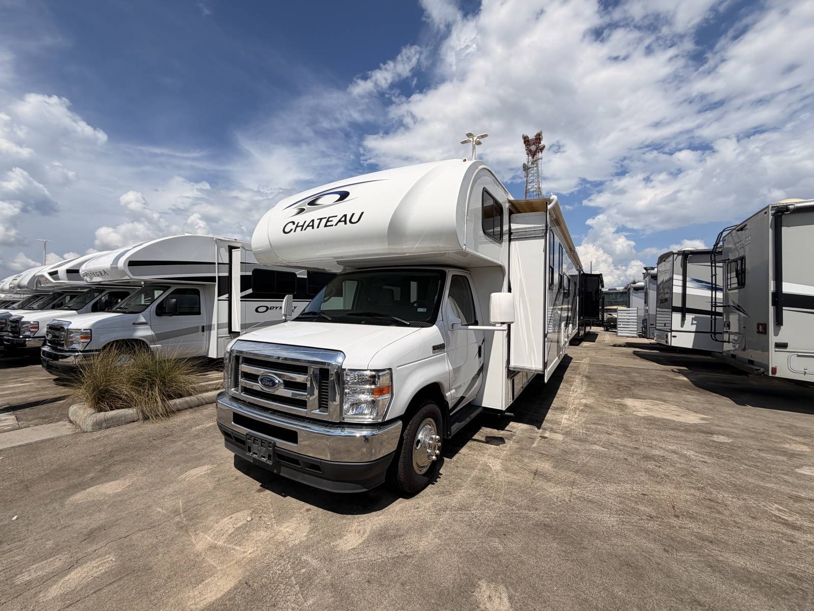 2021 Thor Motor Coach CHATEAU 31W in spring TX