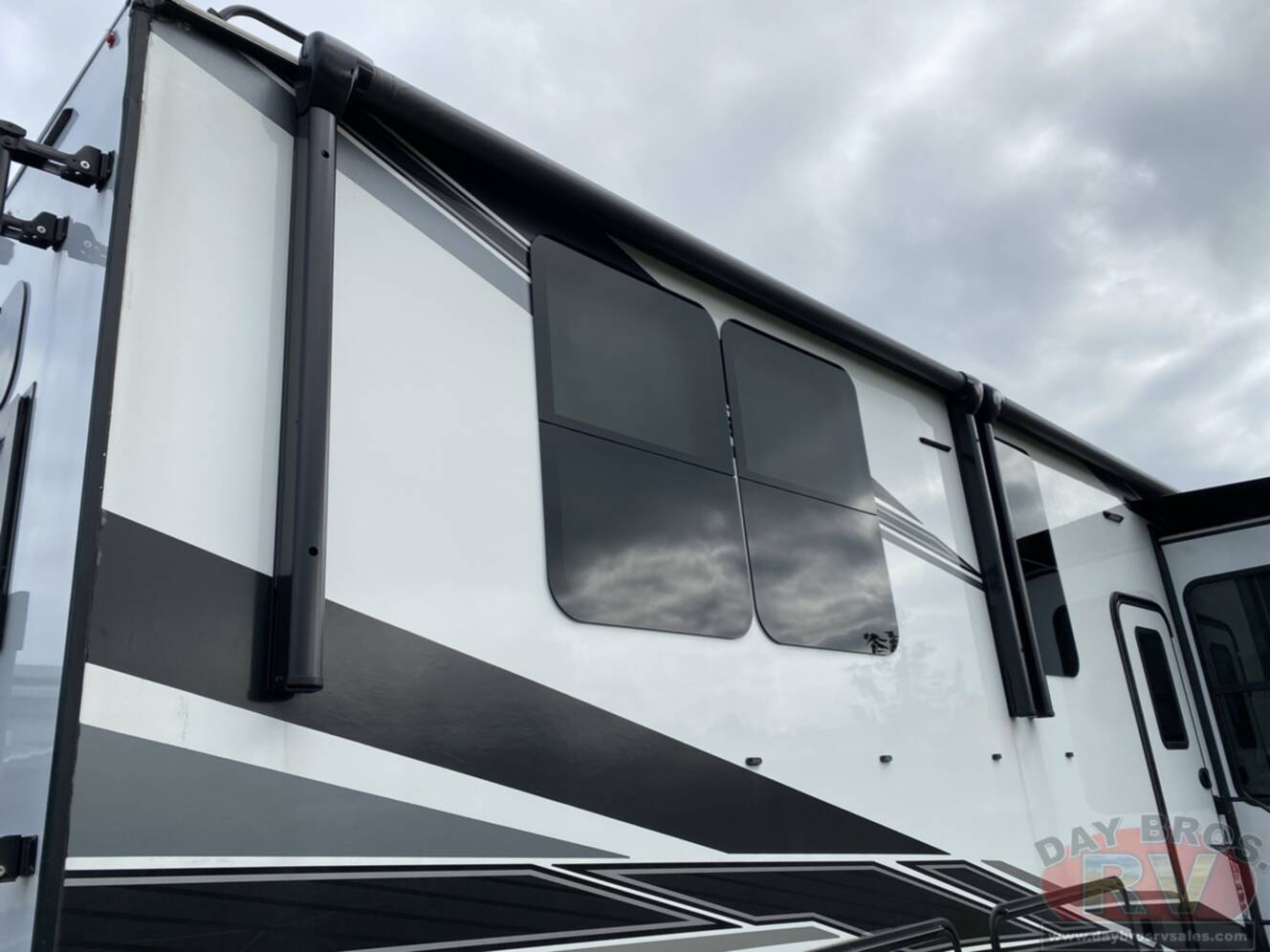 A photo of this 2021 Grand Design Momentum 376THS