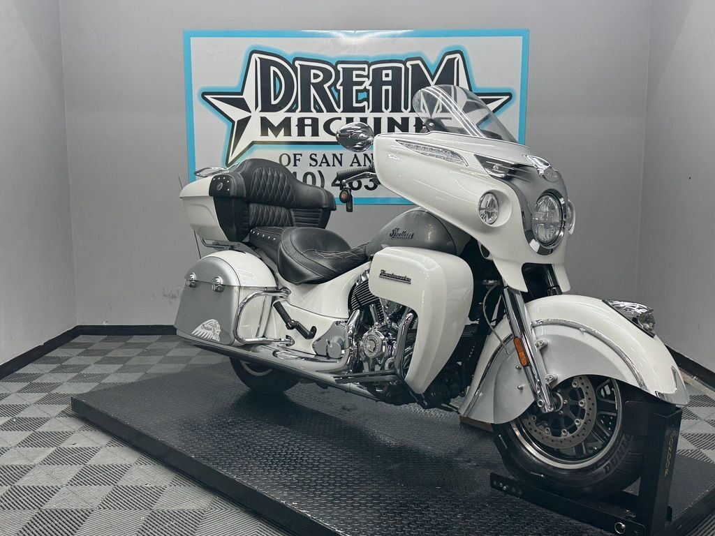 2018 Indian Motorcycle® Roadmaster® ABS Pearl White over Star Silver BASE in San Antonio, TX