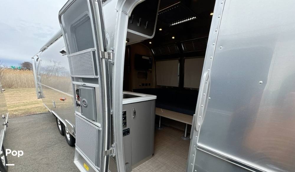 2025 Airstream Globetrotter M-30RB Queen in newfield NY
